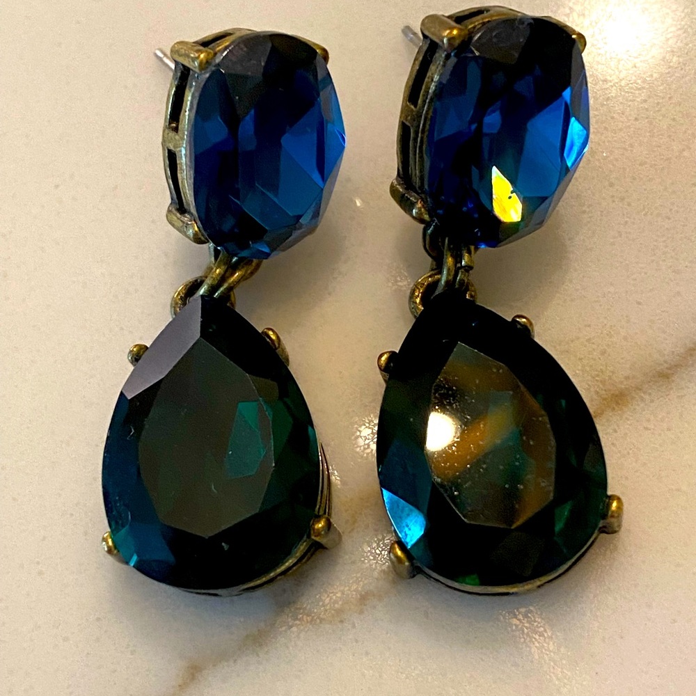 Gold earring with a dark navy & dark blue stone